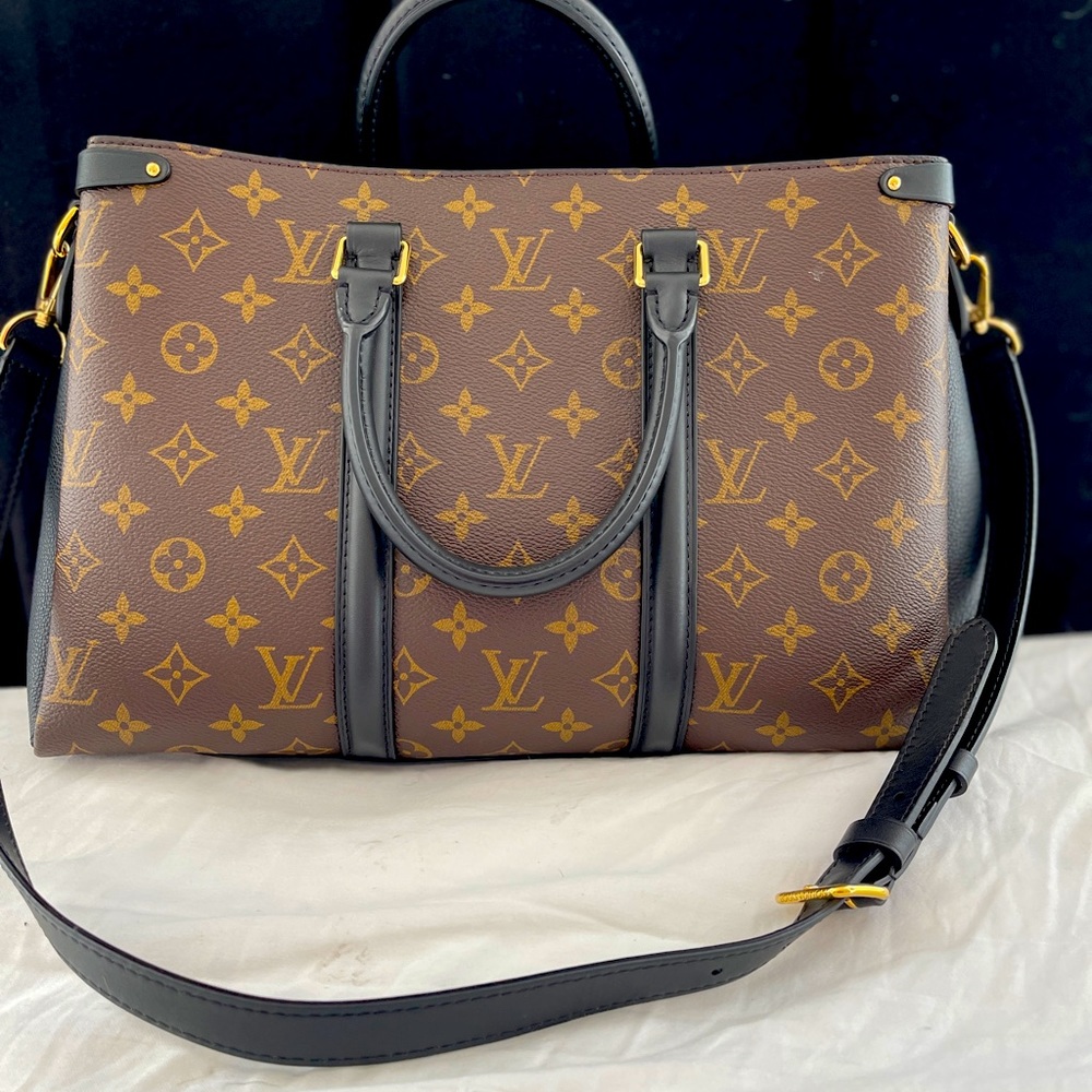Louis Vuitton Authentic OneTheGo MM, classic monogram, fall 2022.